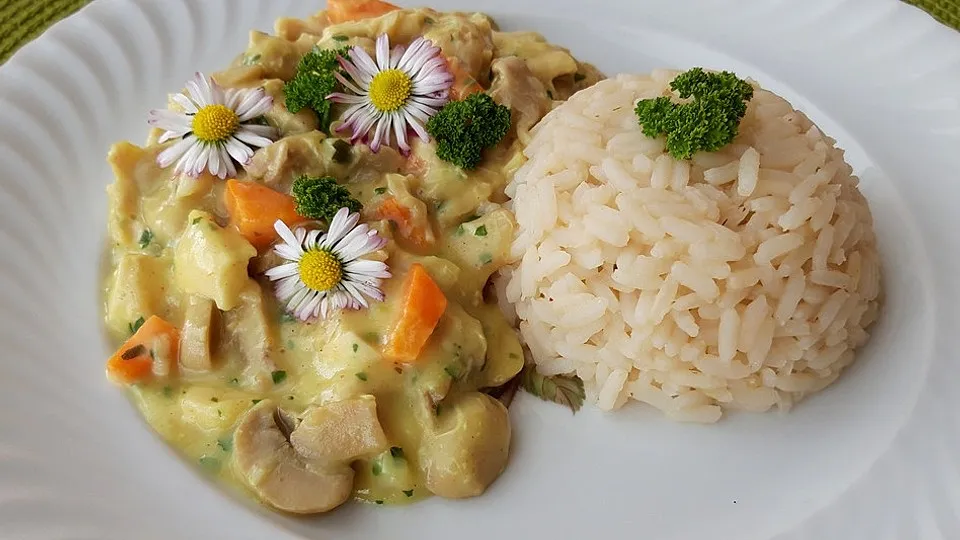 Ragout fin als Hauptgericht mit Reis und Pilzen