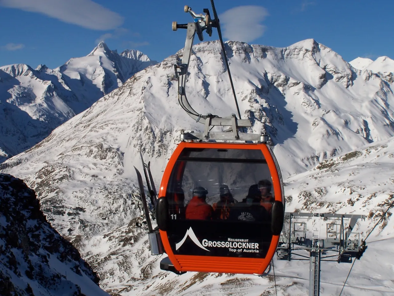 Samochód z oponami zimowymi na alpejskiej drodze