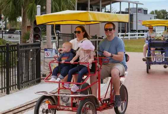 famille planifiant visite parc d'attractions