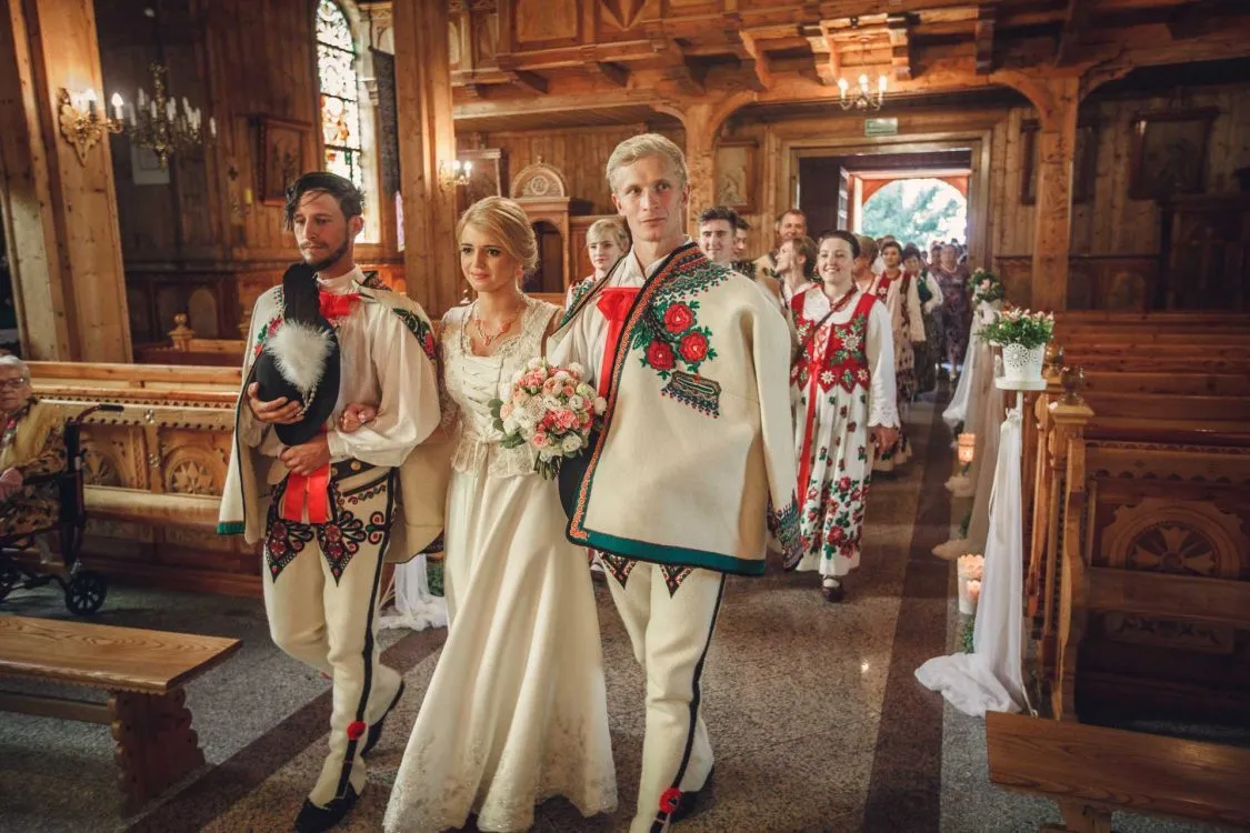 panna młoda w tradycyjnej sukni ślubnej z Podhala