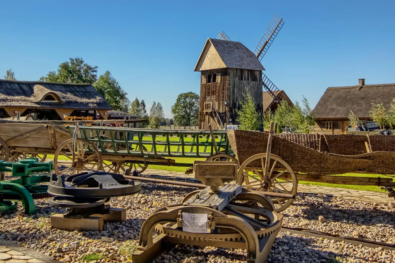 Skansen Bicz wiatraki i chałupy