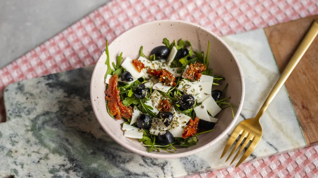 sałatki z serem kozim inspiracje