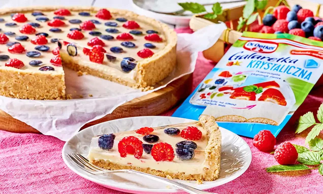 deser z galaretką krystaliczną i owocami