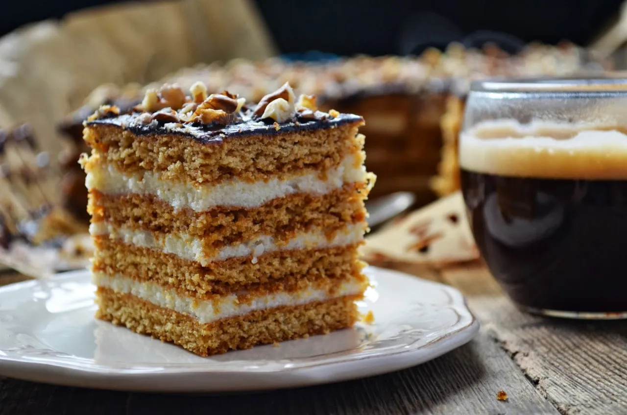 przekrój ciasta miodownik