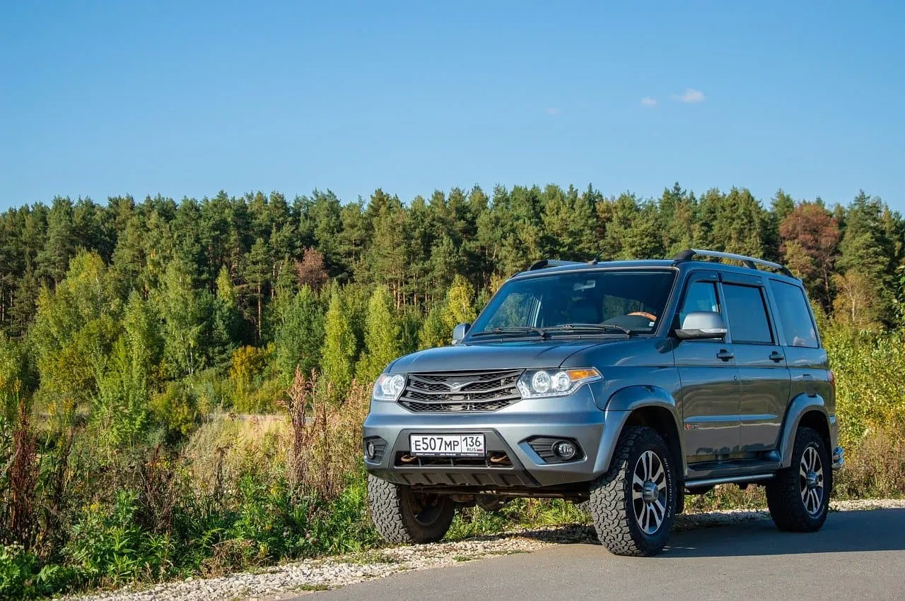Szary SUV na tle lasu. Zastanawiasz się, co zrobić, żeby komornik nie zajął samochodu? Ten pojazd wygląda na solidny i gotowy do drogi.