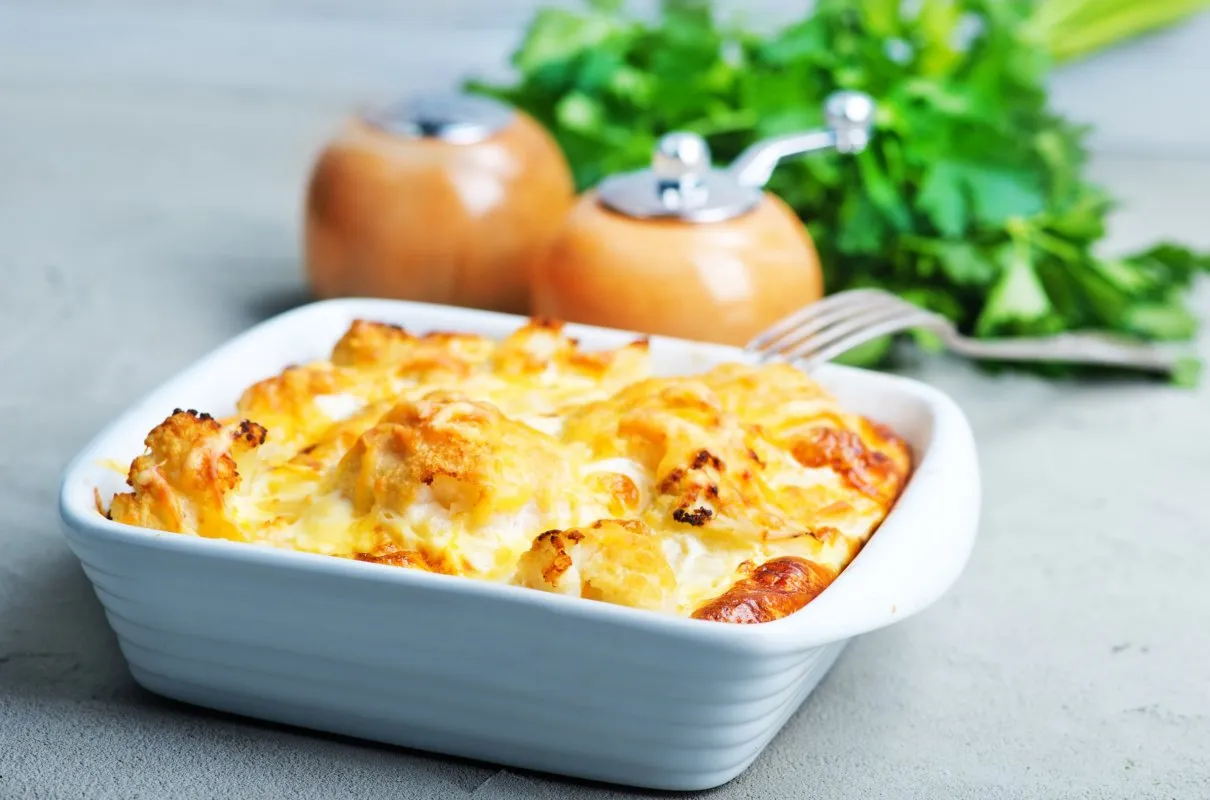 Zapiekanka z kalafiora i ziemniak&oacute;w na stole