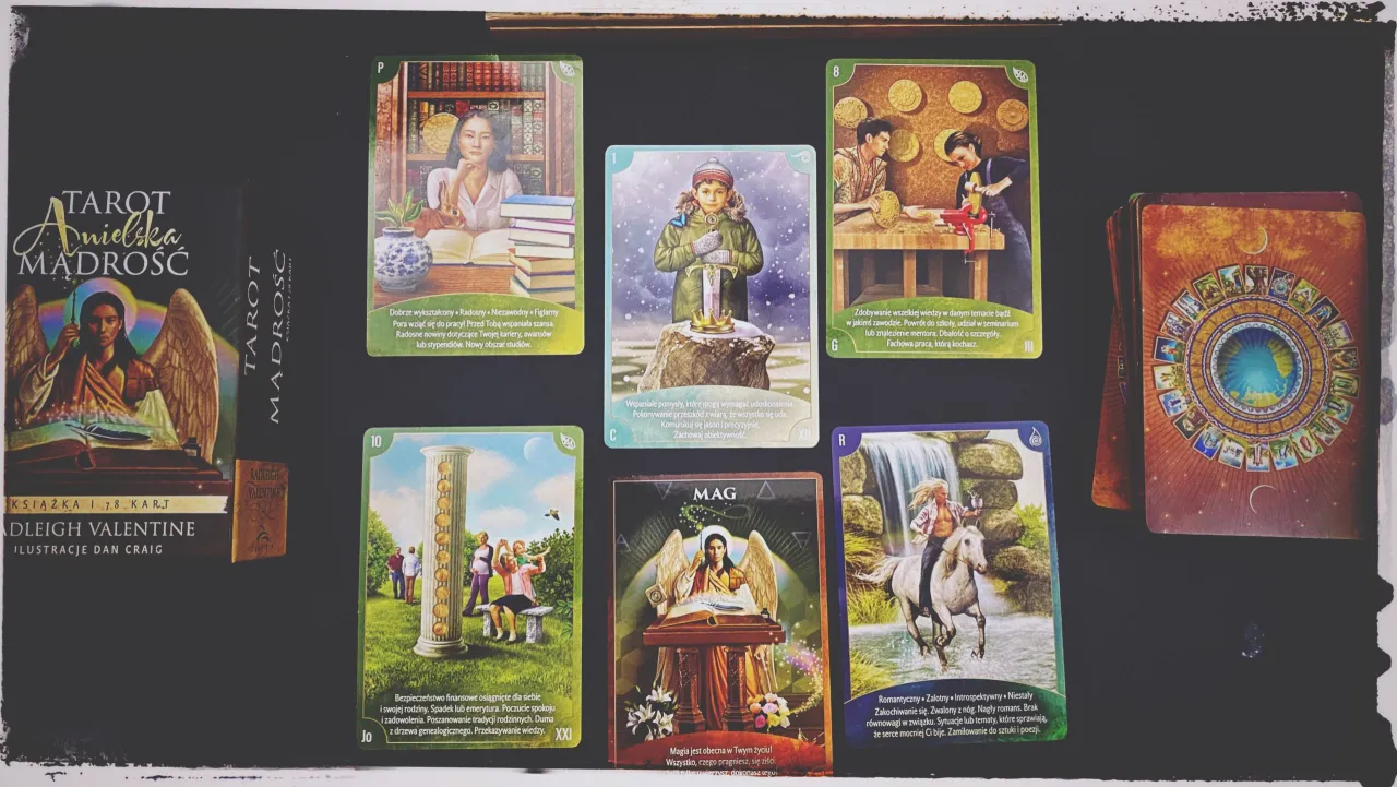 karty tarota rozłożone na stole