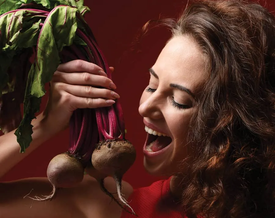 Osoba jedząca buraki z uśmiechem