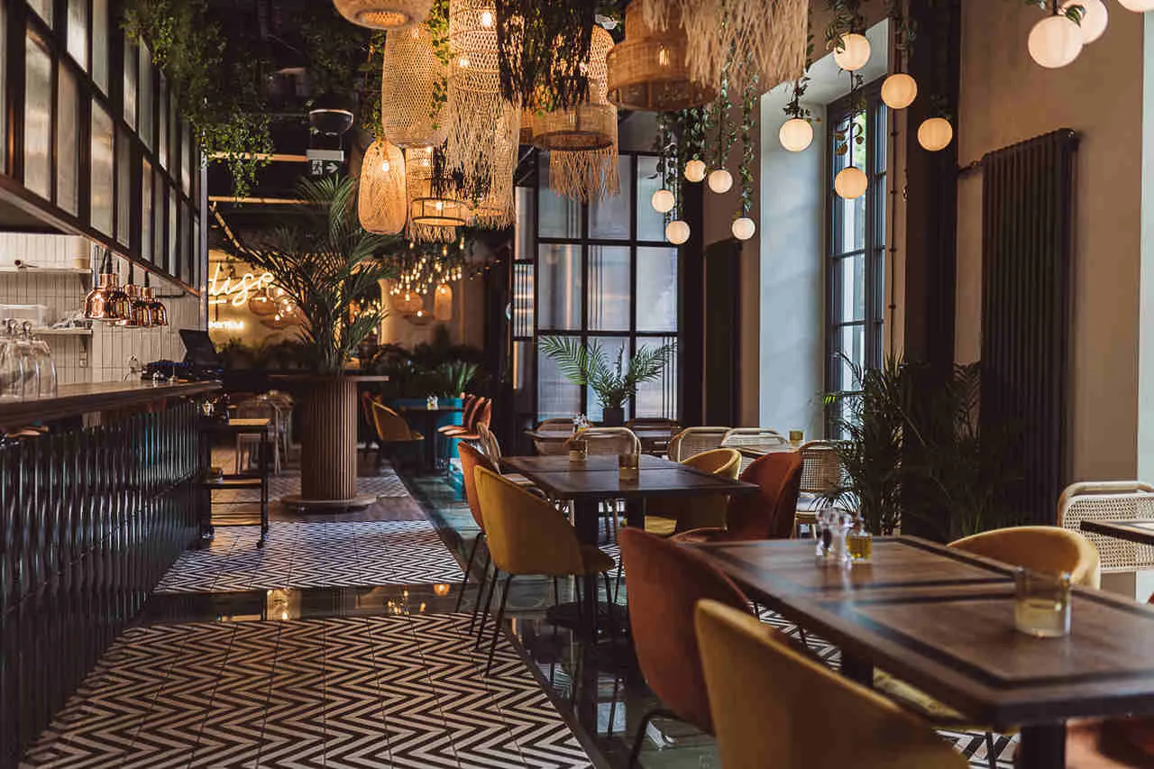 Wnętrze tradycyjnej restauracji w Oradei