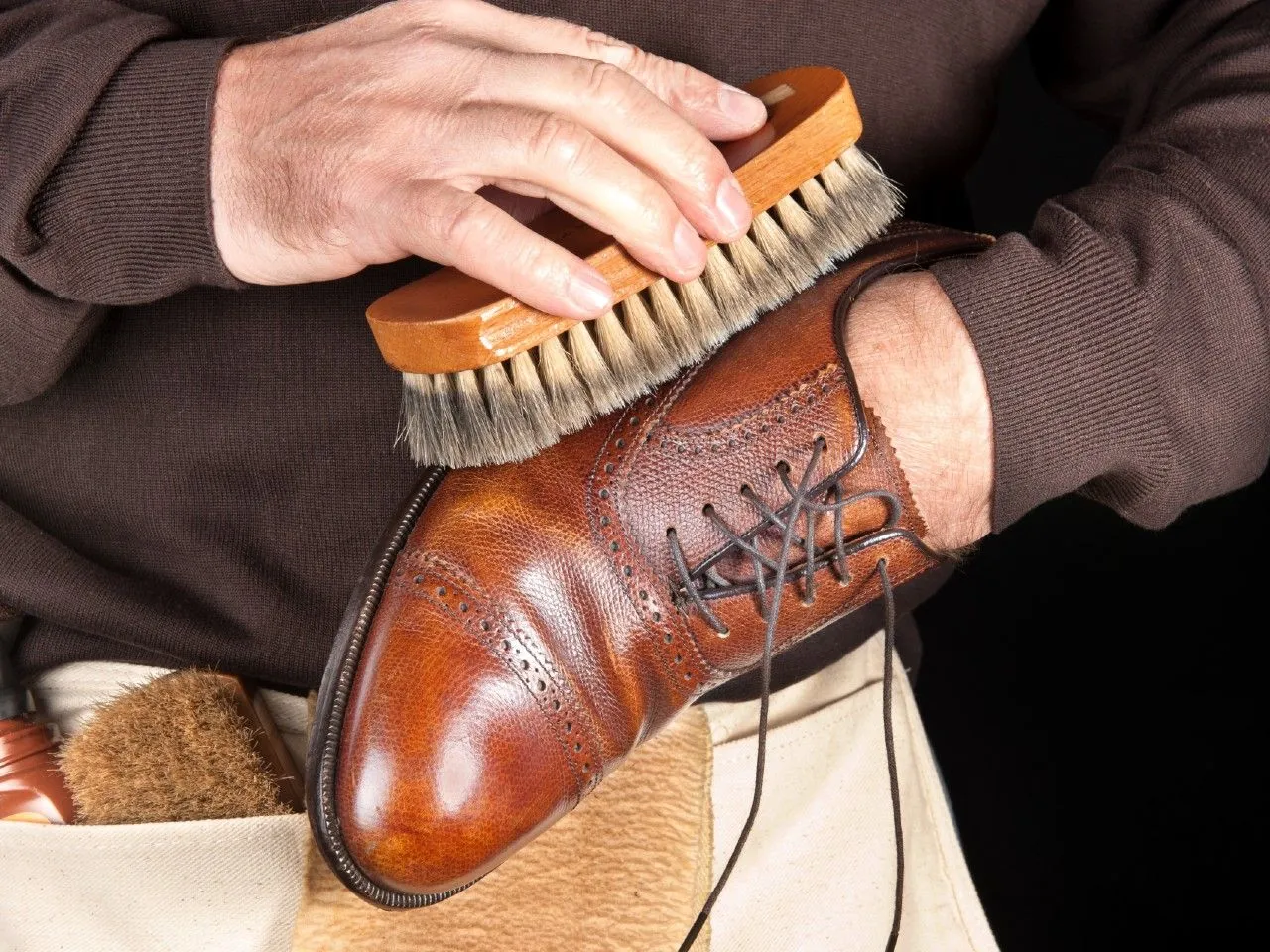 usuwanie trudnych plam z jasnej skóry butów