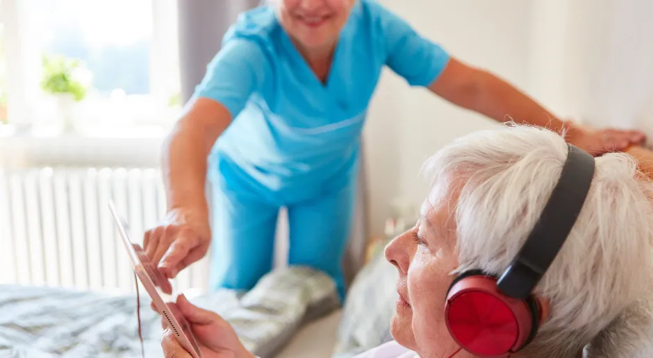 Muzykoterapeuta z pacjentem