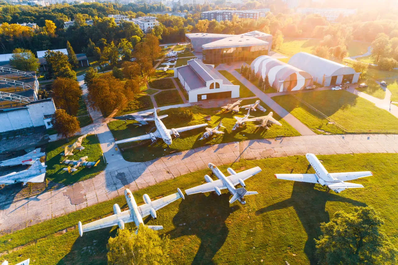 Muzeum Lotnictwa Polskiego w Krakowie, gdzie można zobaczyć wiele samolot&oacute;w. Ile jest lotnisk w Krakowie? Tylko jedno, ale za to jakie!