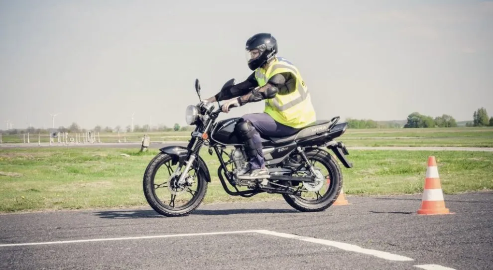 proces uzyskania prawa jazdy AM