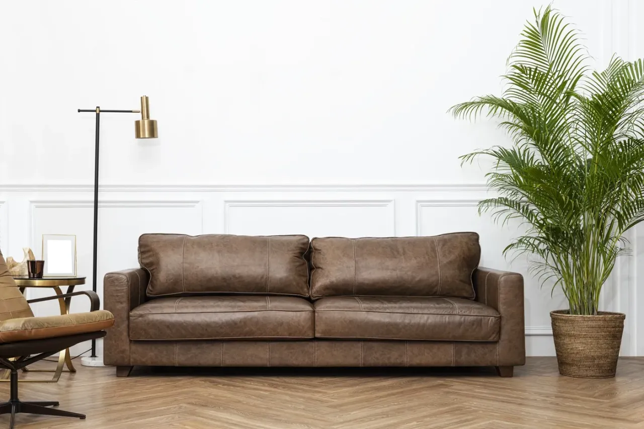 Brązowa kanapa w salonie inspiracje