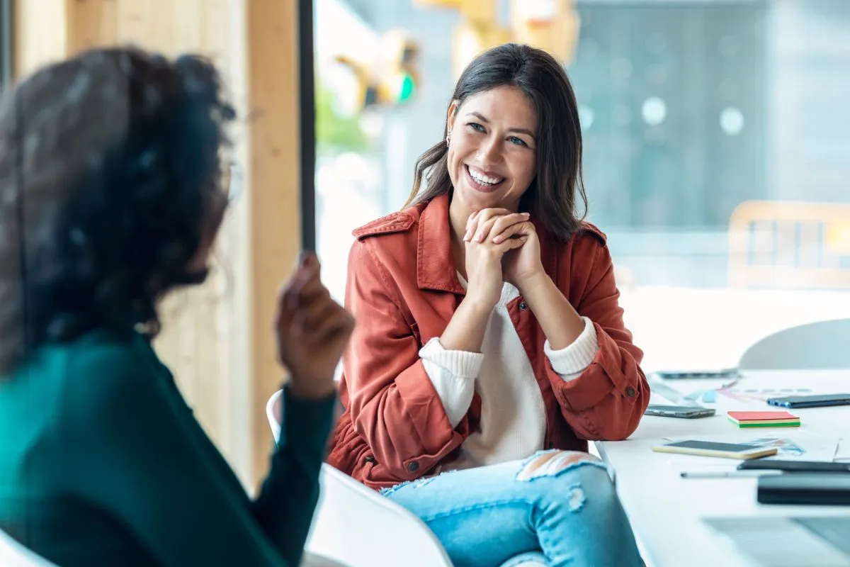 Osoba wspierająca rozmawiająca z osobą w depresji, empatia, słuchanie