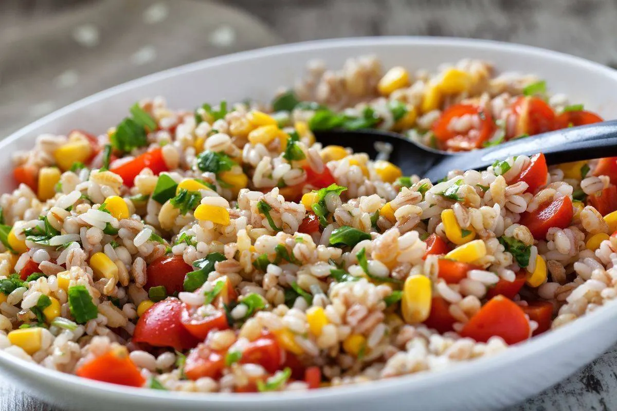 Insalata di farro con verdure estive colorate