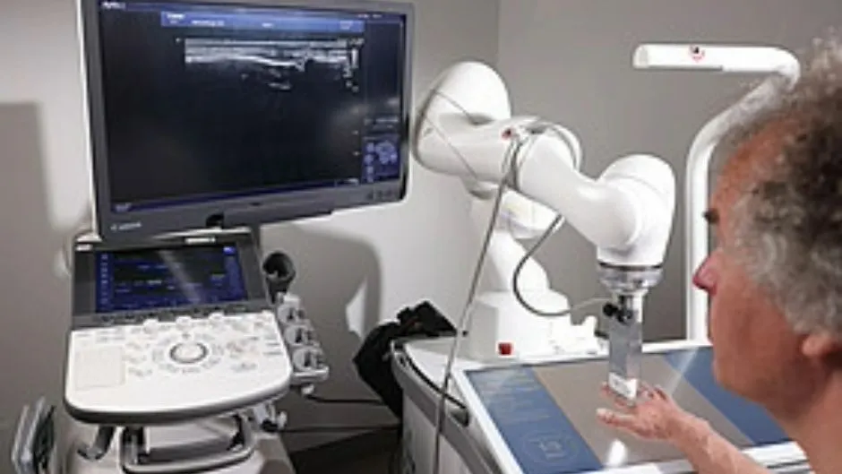 Rheumatologe untersucht Gelenke