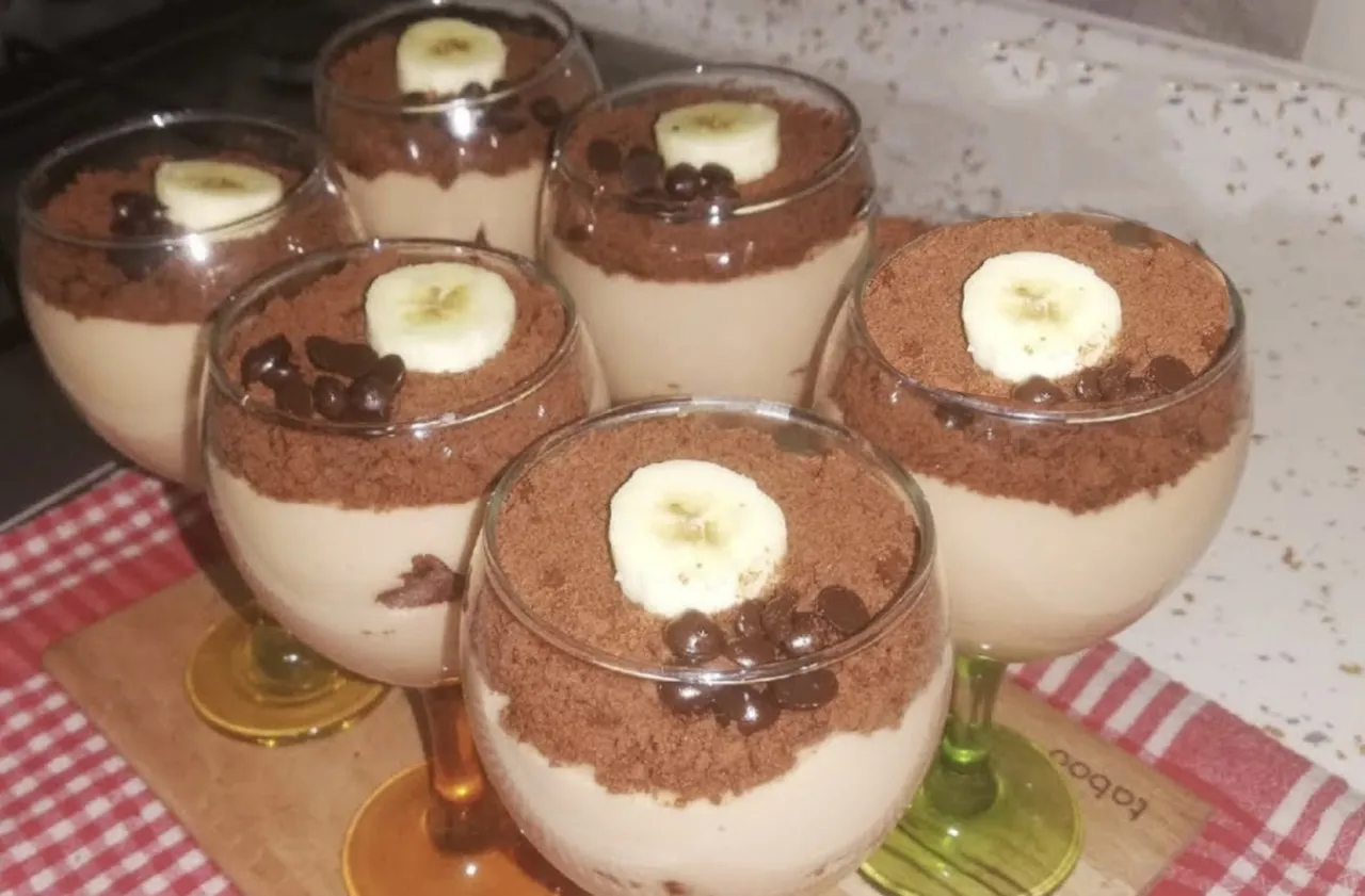 Dessert al bicchiere banane e cioccolato