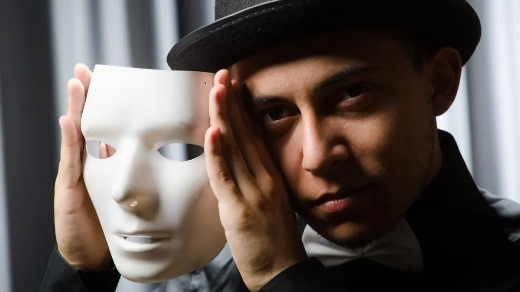 osoba dramatyzująca emocje, teatralne zachowanie