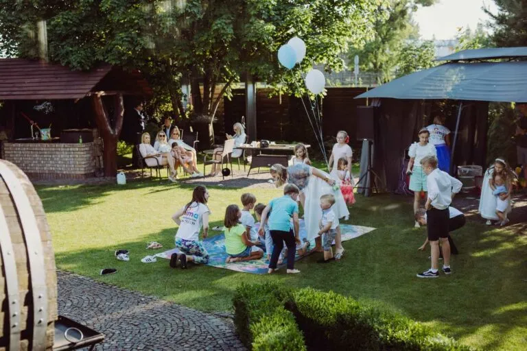 przyjęcie komunijne w restauracji lub ogrodzie