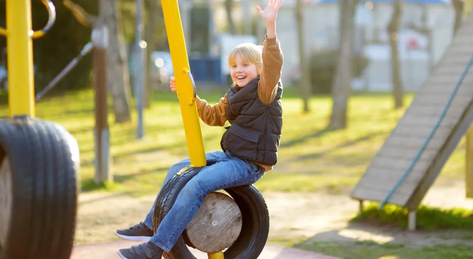 zdrowe dziecko bawi się na dworze