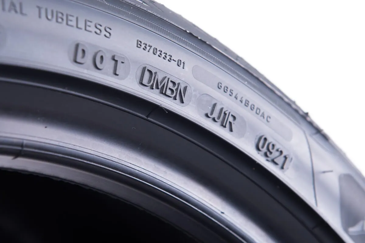 Opona samochodowa z widocznym kodem DOT, zbliżenie