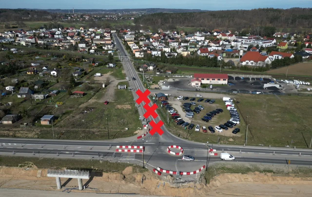 Utrudnienia na S6 dzisiaj. Czerwone krzyże oznaczają zamknięty odcinek drogi, gdzie trwa budowa.