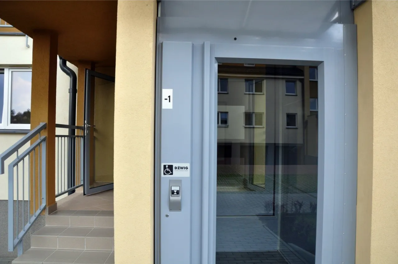 Nowe schody i winda dla niepełnosprawnych. Zastanawiasz się, ile kosztuje wymiana windy w bloku? To inwestycja w dostępność.