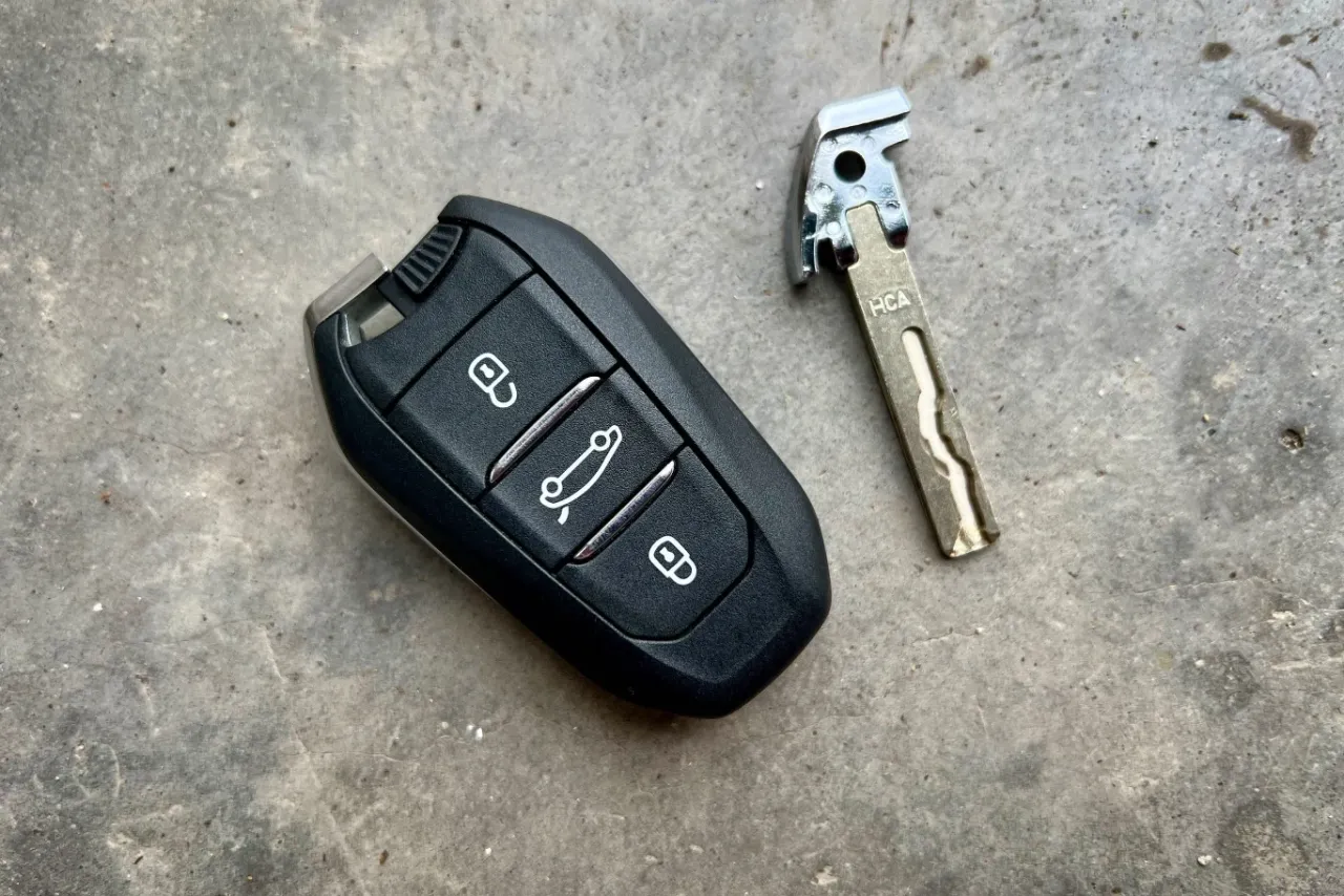 Awaryjny grot klucza w pilocie samochodowym