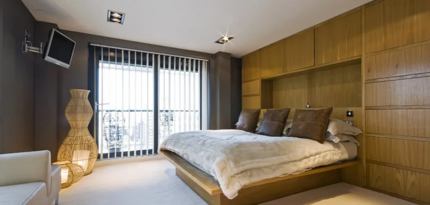 telewizor w sypialni na ścianie z uchylnym uchwytem