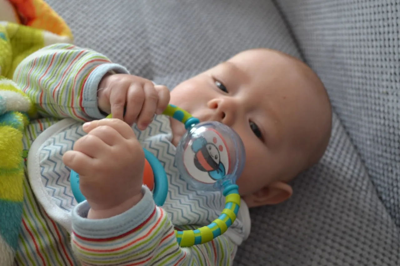 dziecko ćwiczy chwyt pęsetkowy