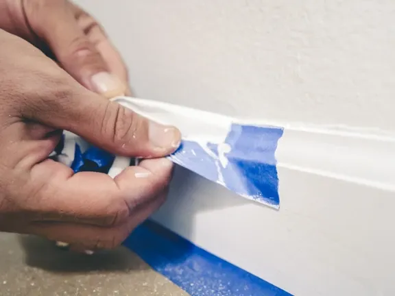 odpadająca farba z silikonu