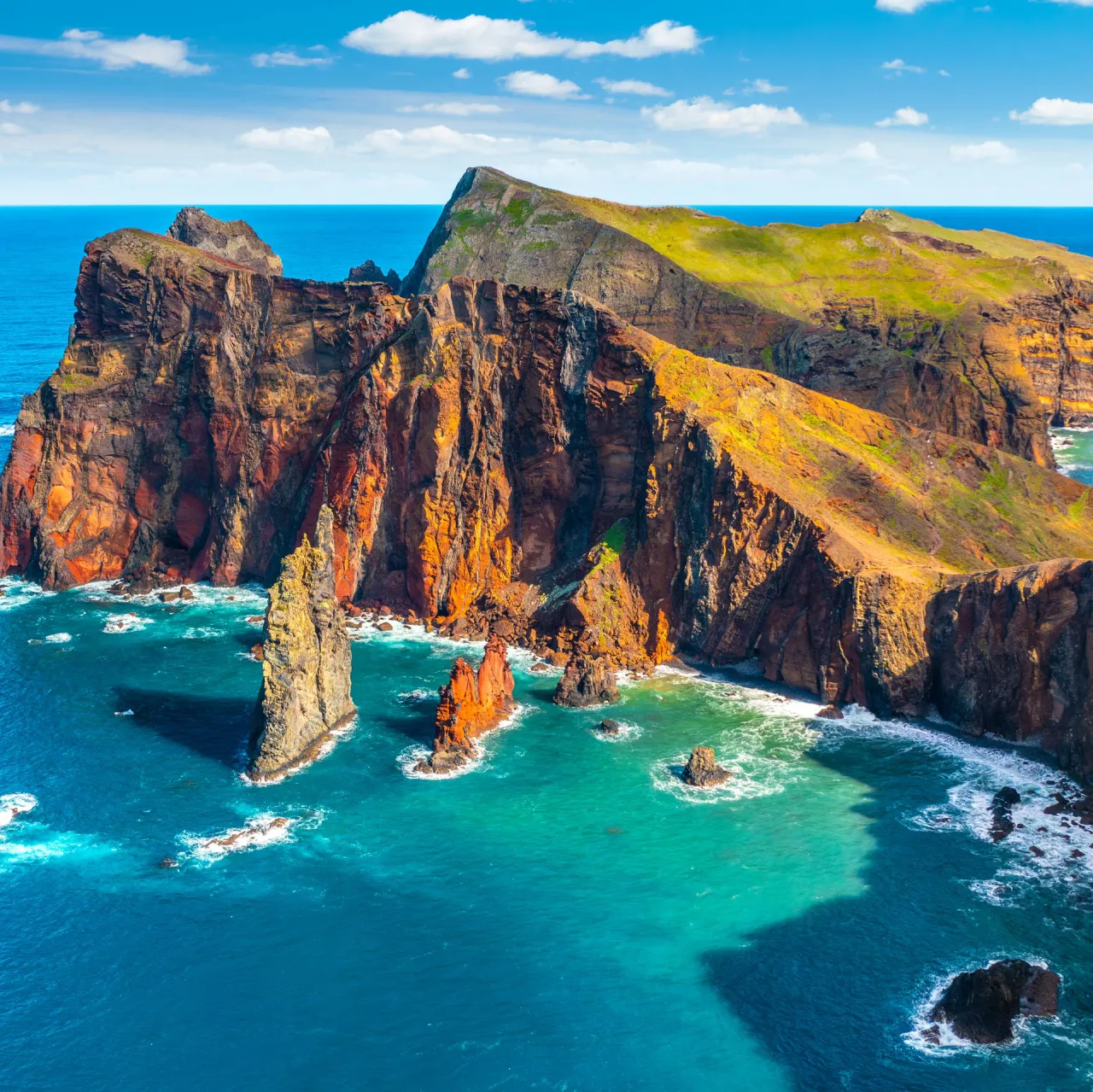 Dziki krajobraz p&oacute;łnocnego wybrzeża Madery z klifami i zielenią