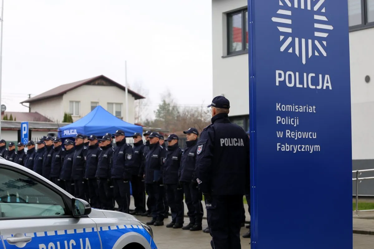 Budynek komisariatu policji lub sądu, symbolizujący instytucje prawne