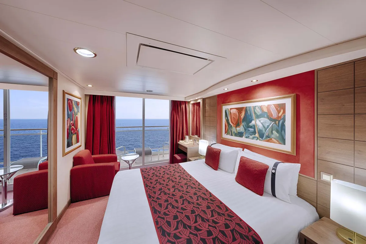 Luksusowa kabina z balkonem na statku wycieczkowym, z widokiem na morze. Zastanawiasz się, ile kosztuje rejs wycieczkowcem po Morzu Śródziemnym?