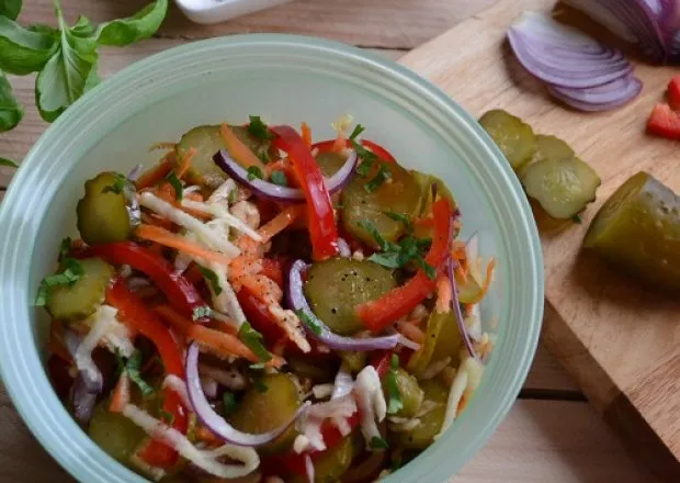 surówka z kiszonych ogórków obiad schabowy