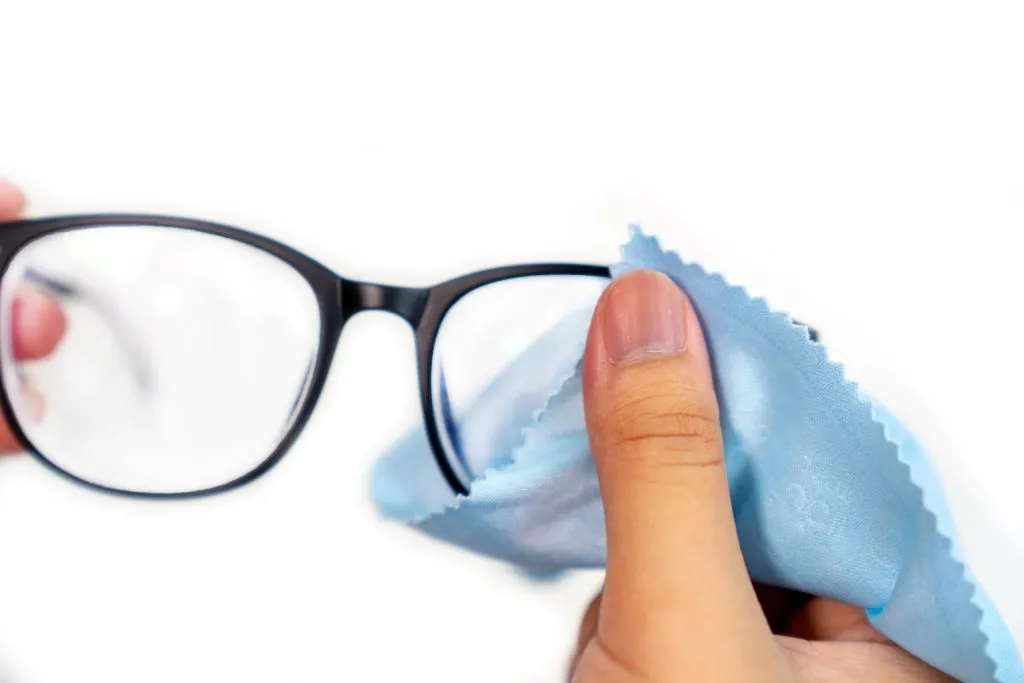 czyszczenie okularów pod bieżącą wodą