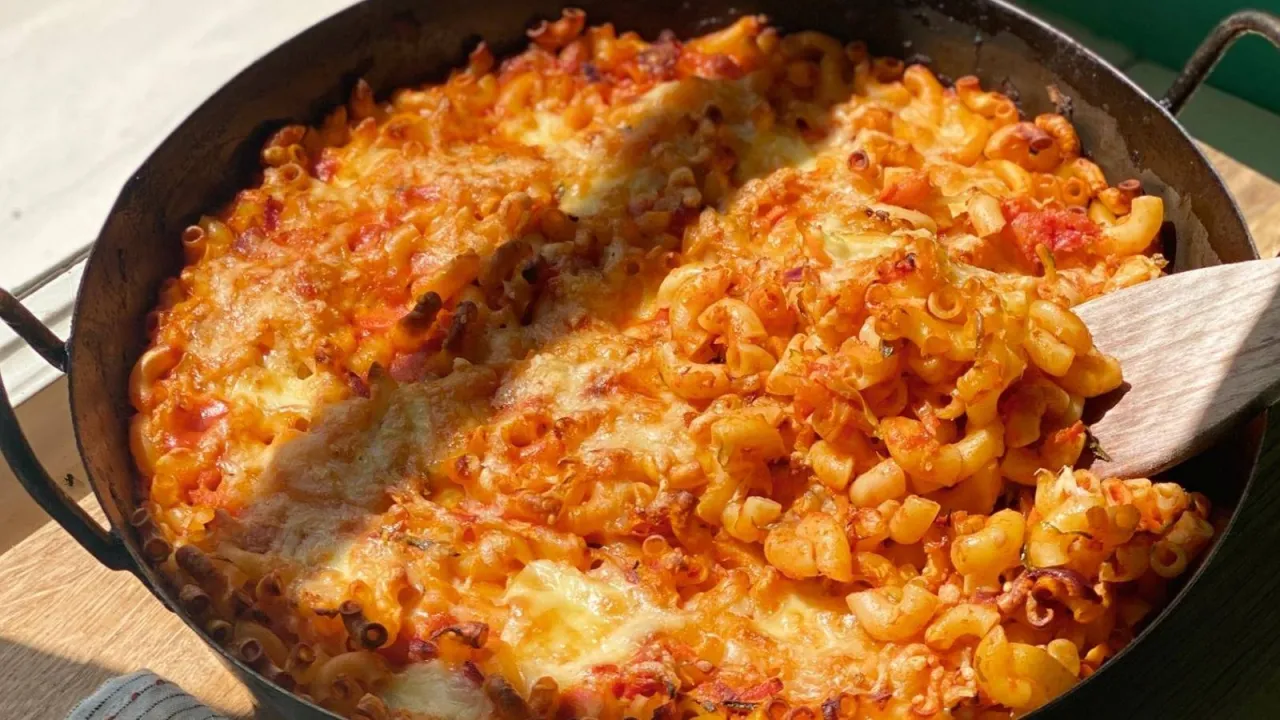 cremiger Gem&uuml;seauflauf mit Nudeln und K&auml;sekruste in Auflaufform