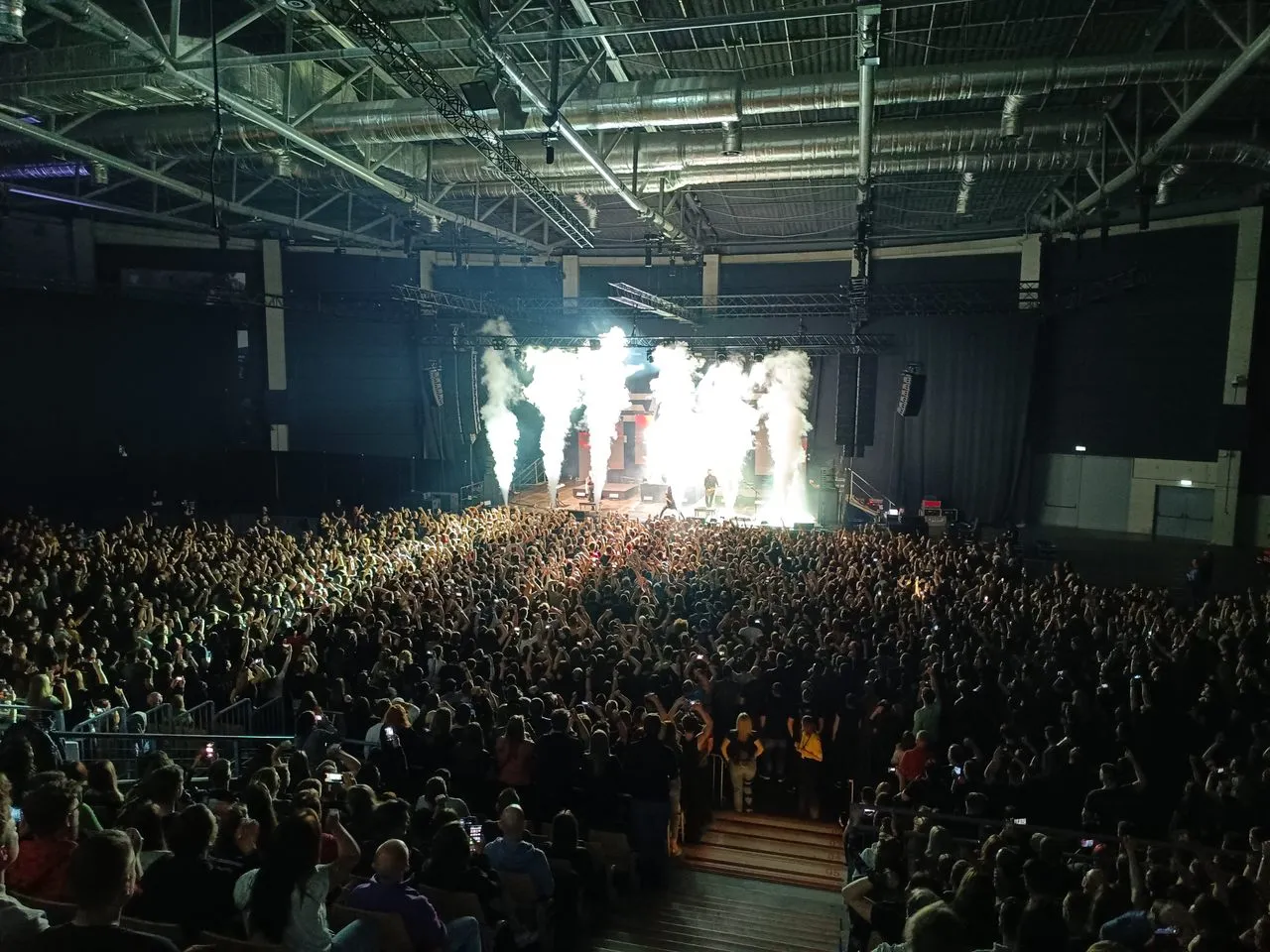 Skillet koncert scena publiczność