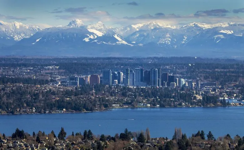 Bellevue Skyline mit Lake Washington und Bergen