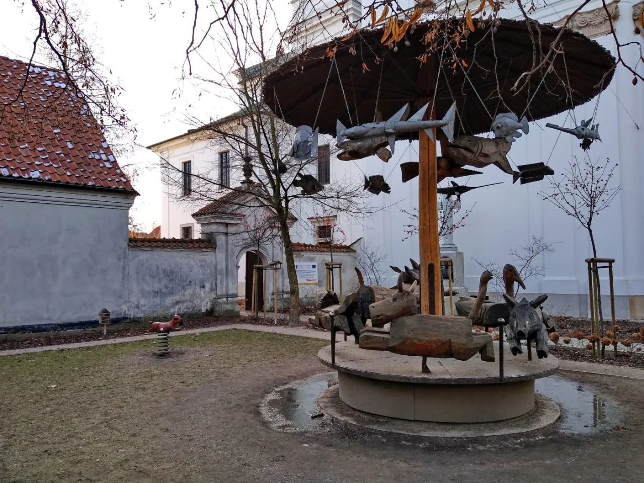 Lasek Bielański atrakcje dla dzieci zagroda zwierzęta karuzela