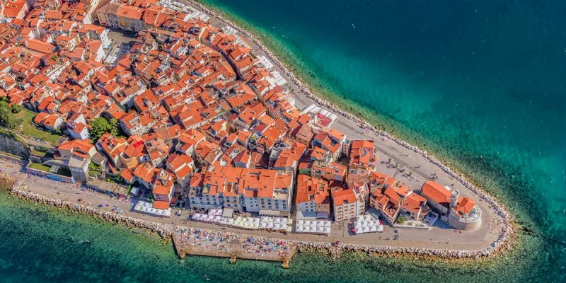 Mapa słoweńskiego wybrzeża z miastami i plażami