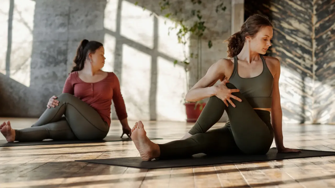 osoba rozciągająca się, korzyści stretchingu