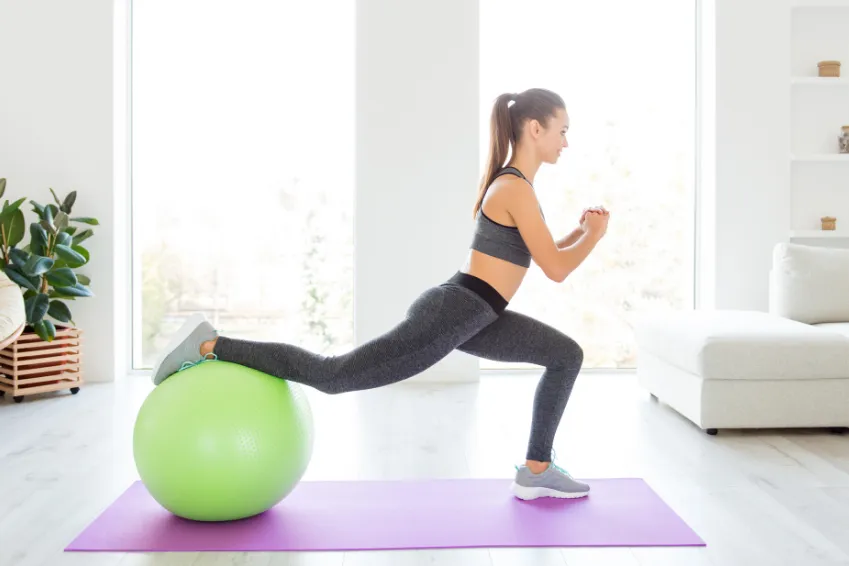 kobieta ćwiczy uda w domu