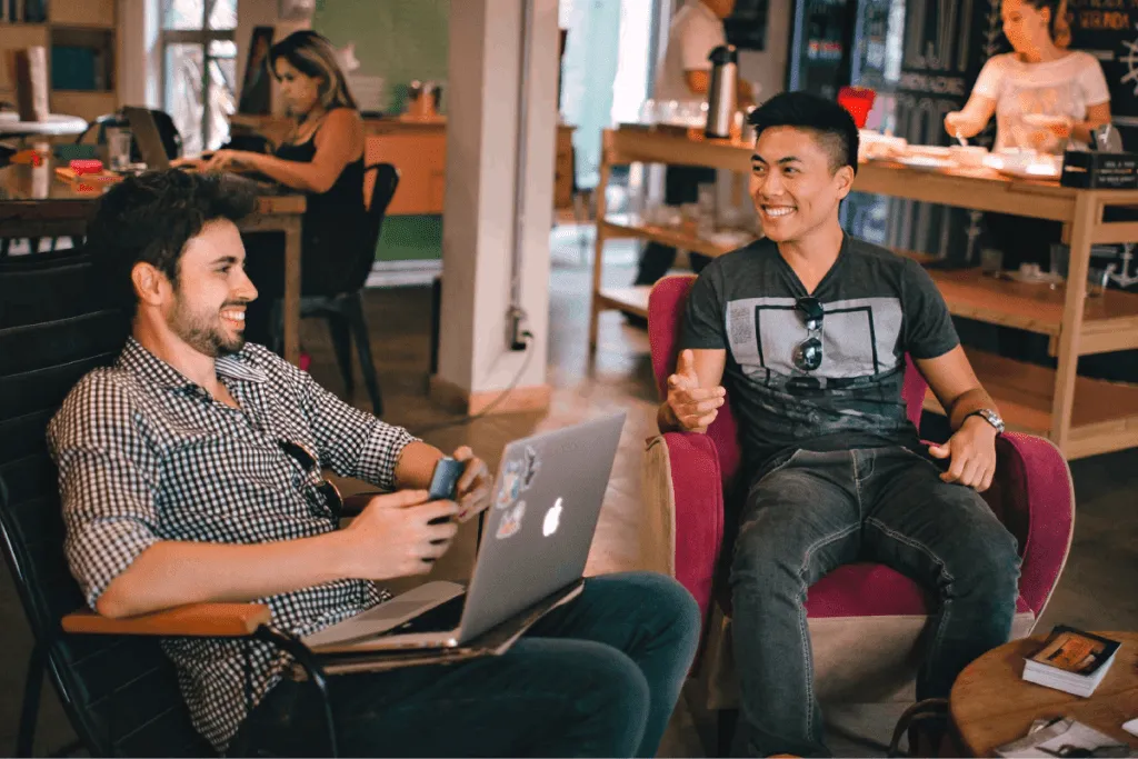 Ludzie rozmawiający w swobodnej atmosferze, small talk, przełamywanie lod&oacute;w