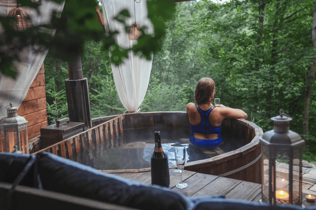 Balia z gorącą wodą w górach, ścianka wspinaczkowa agroturystyka, basen z widokiem na góry