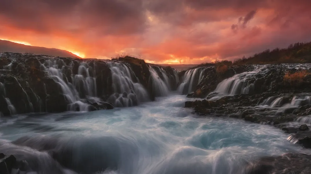 zdjęcie długa ekspozycja wodospad smugi świateł