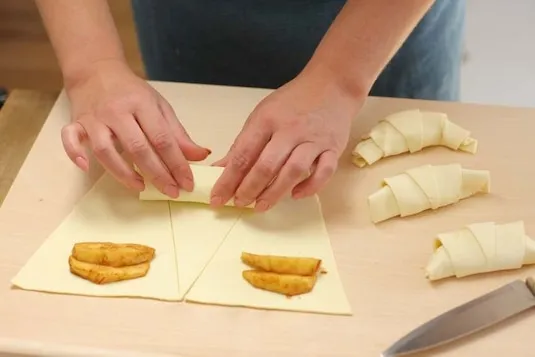 jak formować ciastka z ciasta francuskiego z jabłkami różne kształty
