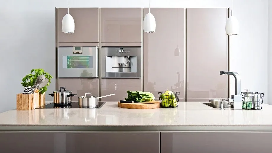 Szafki kuchenne z połyskiem czyszczone mikrofibrą