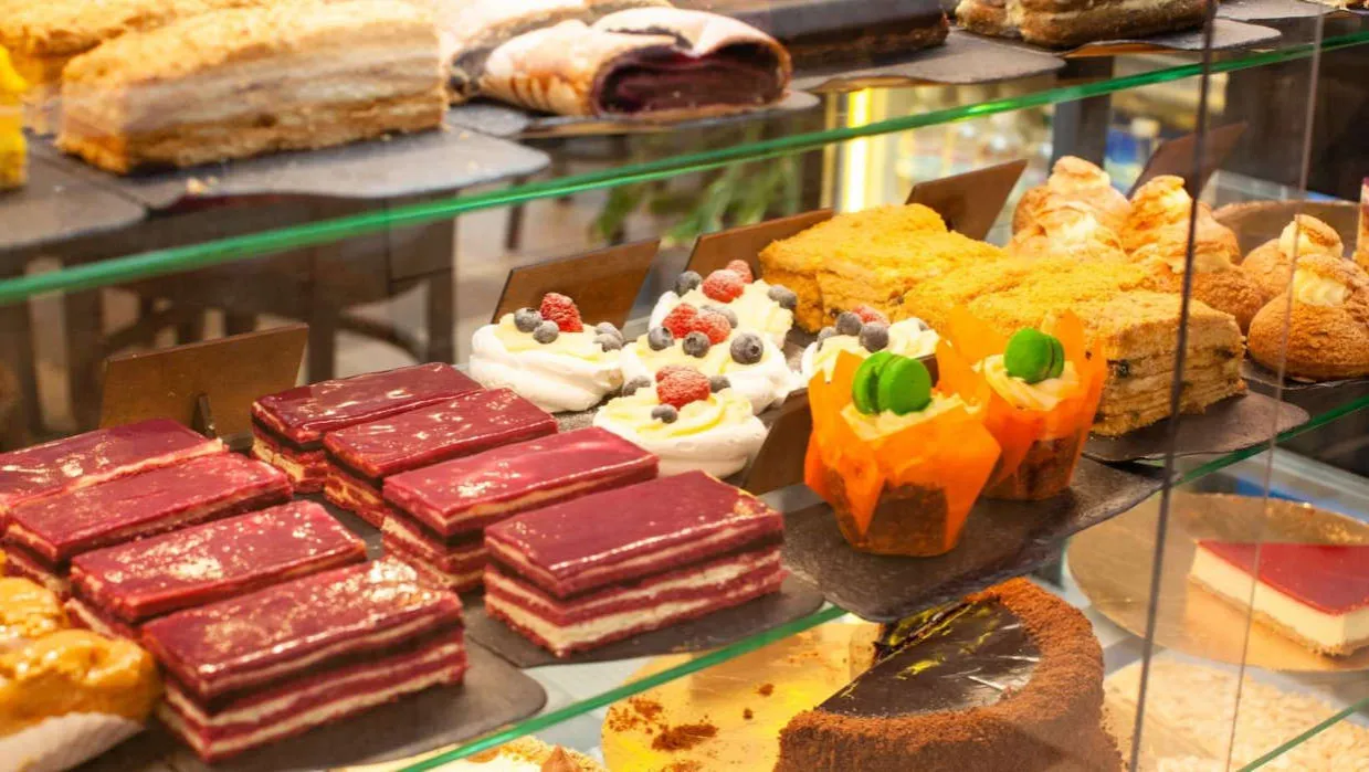 różne rodzaje ciast stałych i płynnych porównanie